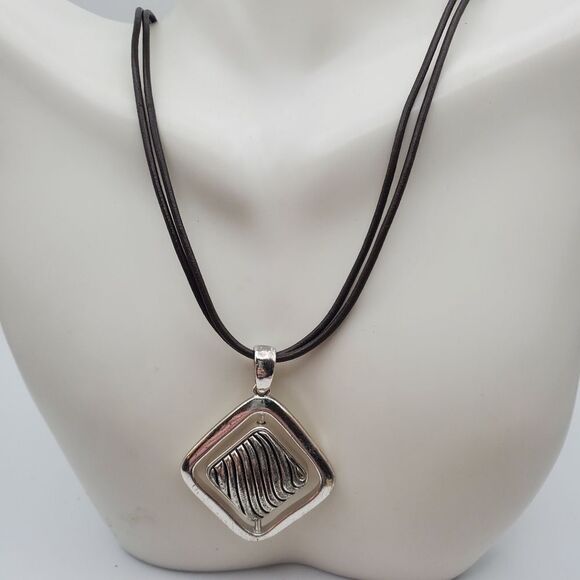 Amulet turn table‎ necklace